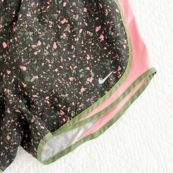 Nike Women's Dri Fit Tempo Green Pink Running Shorts Medium - Picture 2 of 4